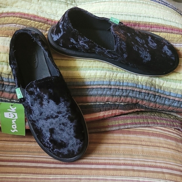 Sanuk Donna Cruz Black Crushed Velvet Slip on. Size 5 - Picture 1 of 9